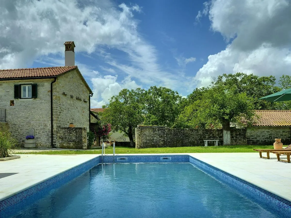 Heritage Holiday Home In Rojnici With Pool Barban 0*,