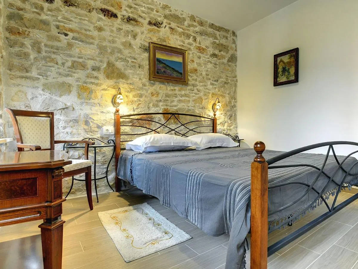 Heritage Holiday Home In Rojnici With Pool Barban 0*,